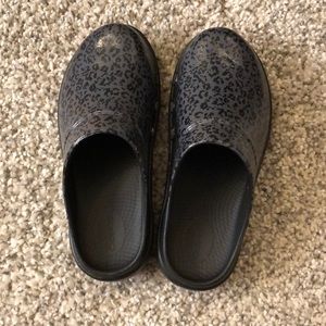 Oofos Clogs in Leopard Print-W7